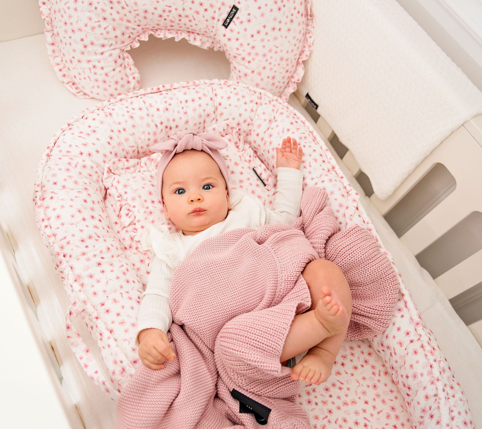 Soft bamboo baby blanket with a frill Powder pink